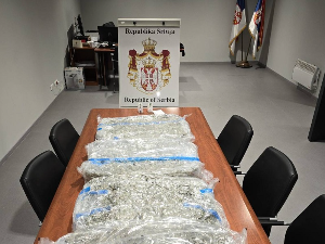 У коферу путника пронађено преко 20 килограма марихуане на аеродрому "Никола Тесла"