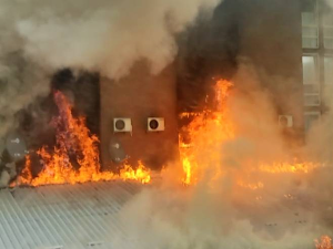 Угашен пожар у центру Бањалуке – изгорео кров "Електрокрајине“, ватра захватила део хотела "Босна“