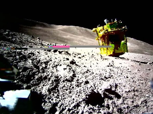 Јапанска сонда успешно слетела на Месец, али наглавачке
