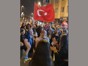 Јутро је – турска опозиција славила уз Наду Топчагић