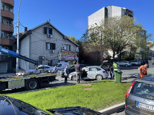 Судар аутомобила на Карабурми, две особе повређене