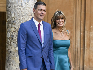 Шпански премијер Педро Санчез размишља о оставци због оптужби против његове супруге