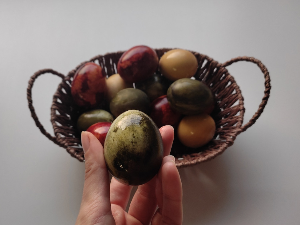 Како природним бојама да офарбате јаја у маслинасто зелену боју