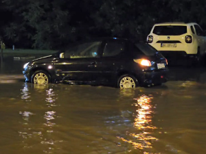 Невреме у Београду, потоци воде на улицама, застој у саобраћају