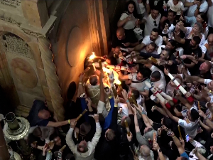 Благодатни огањ уз јаке мере безбедности  у Храму васкрсења Христовог у Јерусалиму