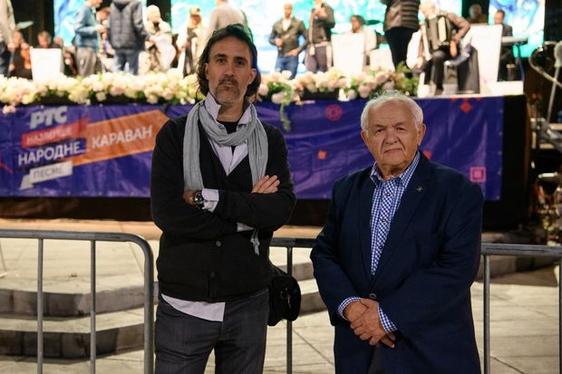 Reditelj Petar Stanojlović sa Bogdanom Pejićem koji je iz Temišvara dolazio ovog leta na deset koncerata RTS Karavana - najlepše narodne pesme 