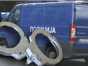 Новопазарац ухапшен због сумње да је пуцао у бившу партнерку, убацио је у аутомобил и побегао