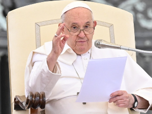 Папа Фрања: Транссексуалци и деца хомосексуалаца имају права да буду крштени