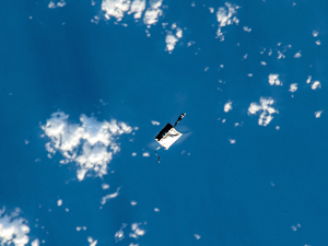 Астронаутима испала торба с алатом, може да се види са Земље