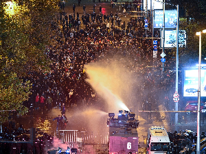 Туча бугарских навијача са полицијом у Софији пред меч са Мађарском