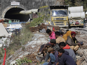 Радници 12 дана заробљени у тунелу у Индији, проблеми са опремом одлажу спасавање