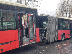 Преполовио се градски аутобус у Београду, нема повређених