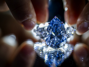 Савршени огромни плави дијамант „блу ројал“ продат за рекордних 43,8 милиона долара
