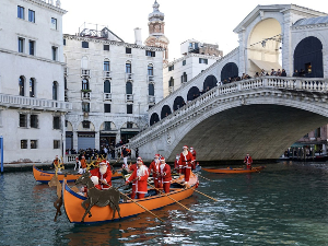 Зашто се стотину Деда Мразова јури по Венецији