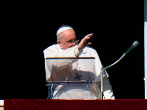 Папа званично дозволио свештеницима да благосиљају истополне парове