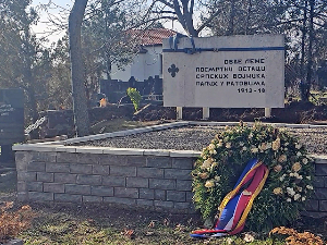 Споменик српским војницима из Балканских и Првог светског рата враћен на своје место на гробље у Приштини