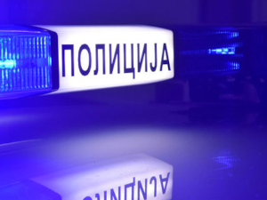 МУП: Ухапшен јер је ставио аутоматску пушку на хаубу аутомобила испред кафића