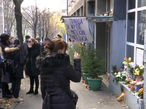 Још један протест родитеља испред "Рибникара", траже да се део школе претвори у меморијални центар