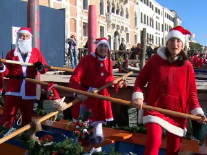 Трка Деда Мразева у Италији – добротворна традиција обичних људи у  црвеним костимима