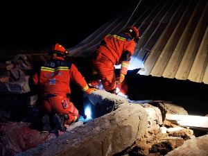 Неприступачан терен и ниске температуре отежавају рад спасилаца у Кини, земљотрес однео више од 130 живота