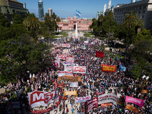 Први протести у Аргентини против политике штедње новог председника 