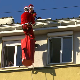 Деда Мраз стиже с крова и носи пакетиће за децу У Тиршовој