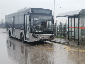 Несрећа у Нишу, аутомобил при судару излетео на аутобуску станицу – петоро повређено