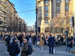 Протест студената у Београду - после блокаде Немањине улице код зграде Владе, придружили се опозицији испред РИК-а