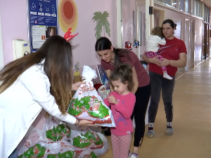 Лесковац: Новогодишњи пакетићи за малишане у болници