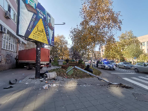Удес у Крушевцу – камион прво ударио у комби, па у џип