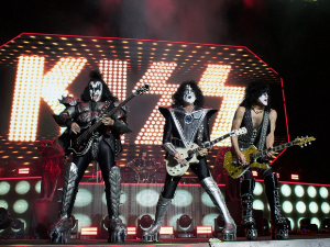 Kiss, The Supremes, AC/DC, Други начин, Индекси, Про Арте...