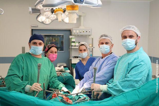 Проф. др Никица Грубор са тимом у хируршкој сали