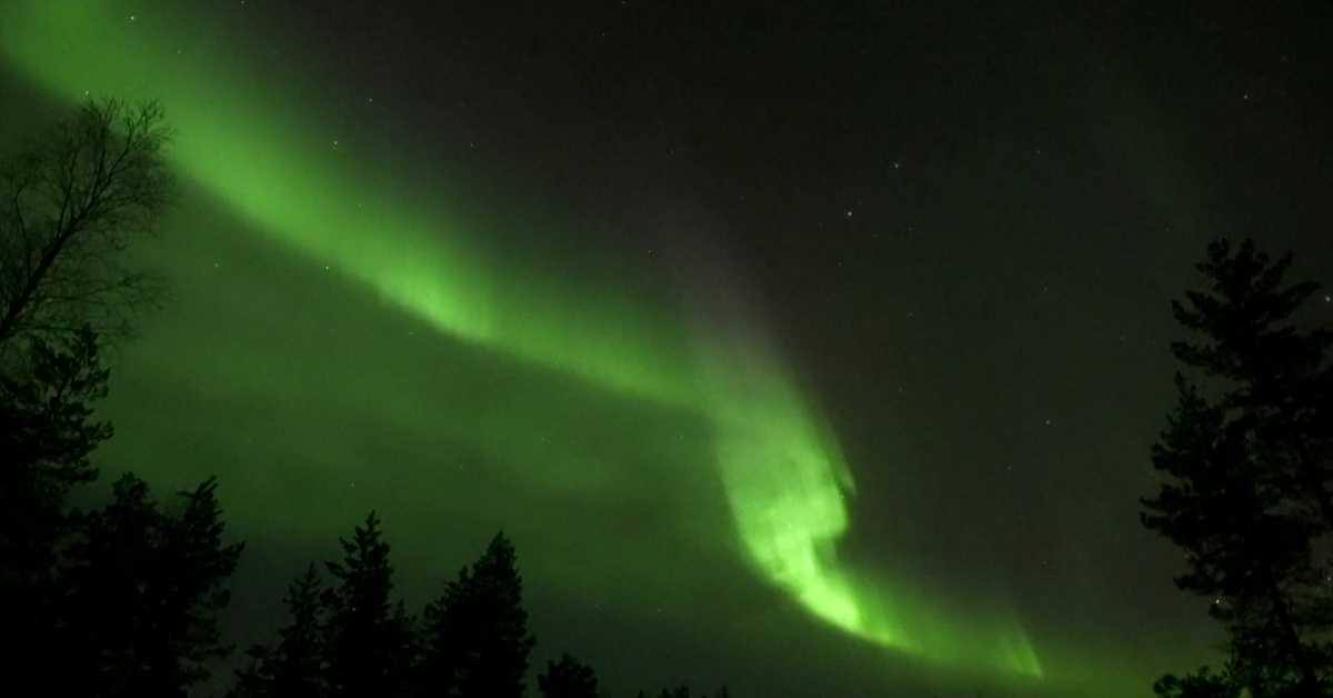 Задивљујући плес поларне светлости на небу изнад Лапоније