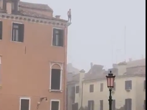Скок у боксерицама са врха зграде у Венецији - градоначелник "идиоту" даје „диплому за глупост“