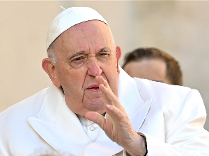 Папа Фрања хоспитализован због респираторне инфекције