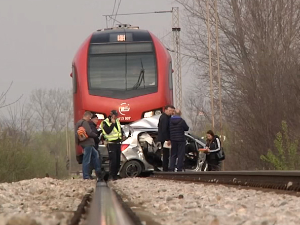Воз ударио у путнички аутомобил код Ваљева - једна особа страдала