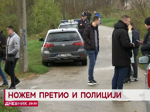 Ножем претио и полицији
