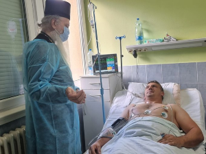 Владика Теодосије посетио рањеног Милана Јовановића