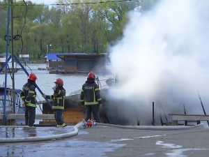 Пожар на сплаву на Савском кеју, нема повређених