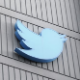 Твитер укинуо бесплатне плаве ознаке и престао са обележавањем медија