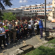 Деца спортских клубова са КиМ положила руже испред споменика "Зашто"