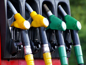 Нове цене горива - појефтинили и дизел и бензин за два динара по литру