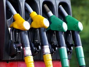 Поскупео бензин, цена дизела остаје иста