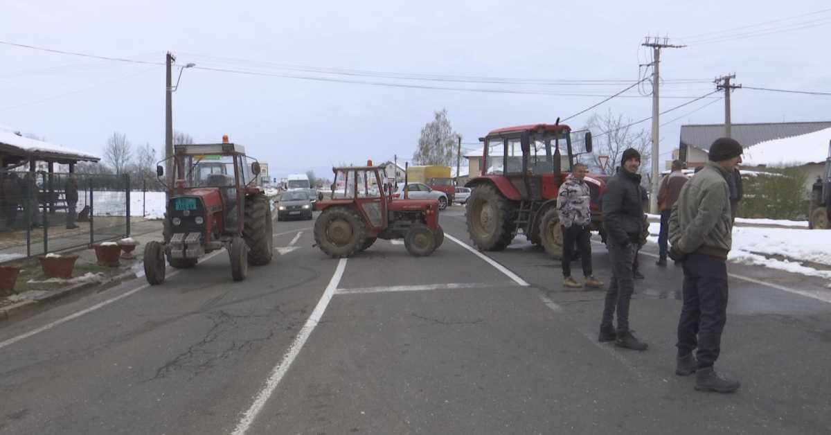 Протест млекара, блокирали путеве који воде ка Краљеву, Крагујевцу и Чачку