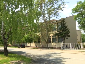 Понижавање и дискриминација ромске девојчице у Врбасу – шта кажу родитељи, а шта надлежни у школи