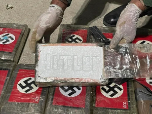 Перуанска полиција збуњена – кокаин умотан у нацистичку свастику, реч Хитлер угравирана у пакете