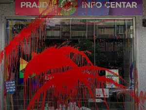 Бачена црвена фарба на излог Прајд инфо центра