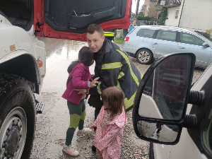 Невреме у већем делу Србије - ванредно и у делу Пожеге, двоје деце евакуисано у Футогу