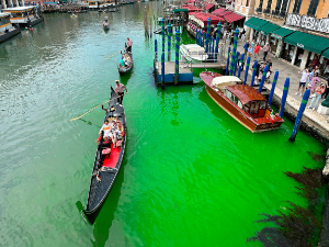 Вода у Великом каналу у Венецији постала флуоресцентно зелена, полиција истражује случај