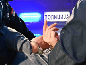 Хапшење у Крагујевцу - суграђанки са врата стргао златни ланац, па побегао